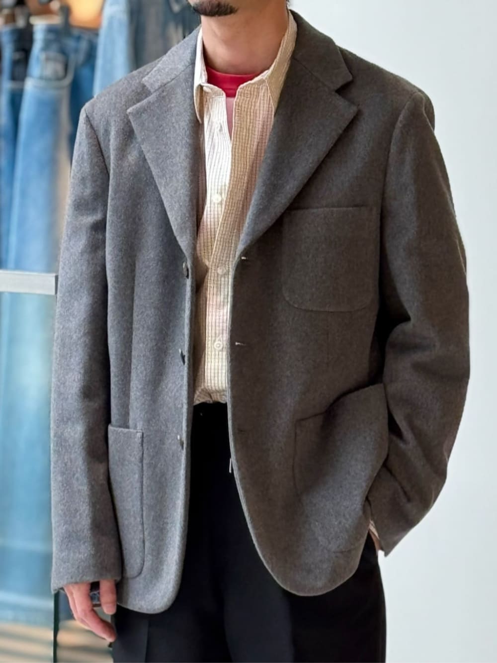 グレー系のテーラードジャケットを着用したメンズの秋コーディネートの2枚目の写真