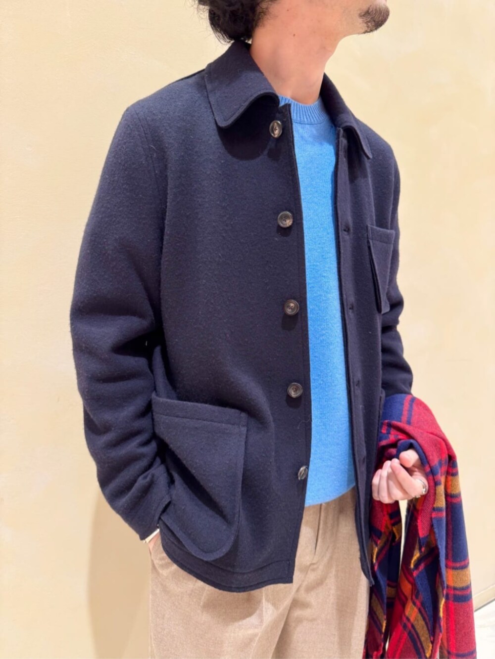 「TOMORROWLAND、トゥモローランド、TOMORROWLAND tricot、MAGNIBERG、sanders、ニットブルゾン、ニットジャケット、ライトブルー、クルーネックニット、チェックストール」｜「TOMORROWLAND のフランネラーナ 2タックワイドストレートパンツ（スラックス、イエロー系）」を使った、Tsukinari_TOMORROWLANDさん（メンズ・175cm）の冬コーディネートの4枚目の写真
