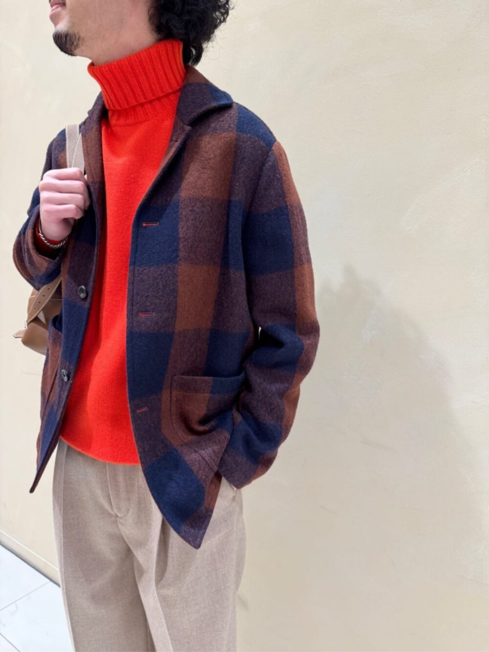 「TOMORROWLAND、トゥモローランド、TOMORROWLAND tricot、sanders、Charles et Charlus、カバーオール、ブロックチェック、オレンジ、タートルネックニット、ジャケット、カジュアル、レザーリュック、レザーバックパック」｜「TOMORROWLAND のフランネラーナ 2タックワイドストレートパンツ（スラックス、イエロー系）」を使った、Tsukinari_TOMORROWLANDさん（メンズ・175cm）の冬コーディネートの2枚目の写真