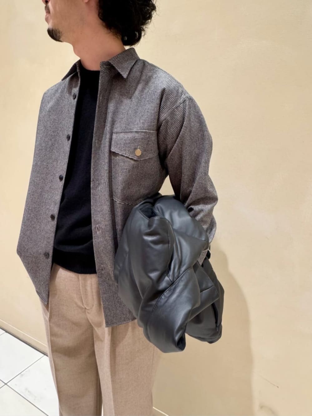 「TOMORROWLAND、トゥモローランド、TOMORROWLAND tricot、レザーダウン、レザーダウンベスト、ダウンベスト、ウールシャツ、カシミヤニット、クルーネックニット、イエロー、カシミヤストール、MAISON et VOYAGE」｜「TOMORROWLAND のラムレザー ダウンベスト（ダウンベスト、ブラック系）」を使った、Tsukinari_TOMORROWLANDさん（メンズ・175cm）の冬コーディネートの4枚目の写真