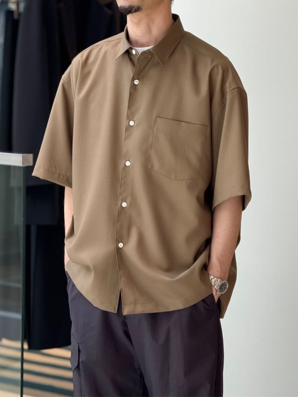 「TOMORROWLAND、トゥモローランド、Edition、caban、半袖シャツ、Tシャツ、ミリタリーパンツ、カーゴパンツ、カジュアル」｜「cabanのCABaN ドライスビンコットン ハーフスリーブTシャツ（Tシャツ/カットソー、ホワイト系）」を使った、Tsukinari_TOMORROWLANDさん（メンズ・175cm）の夏コーディネートの2枚目の写真