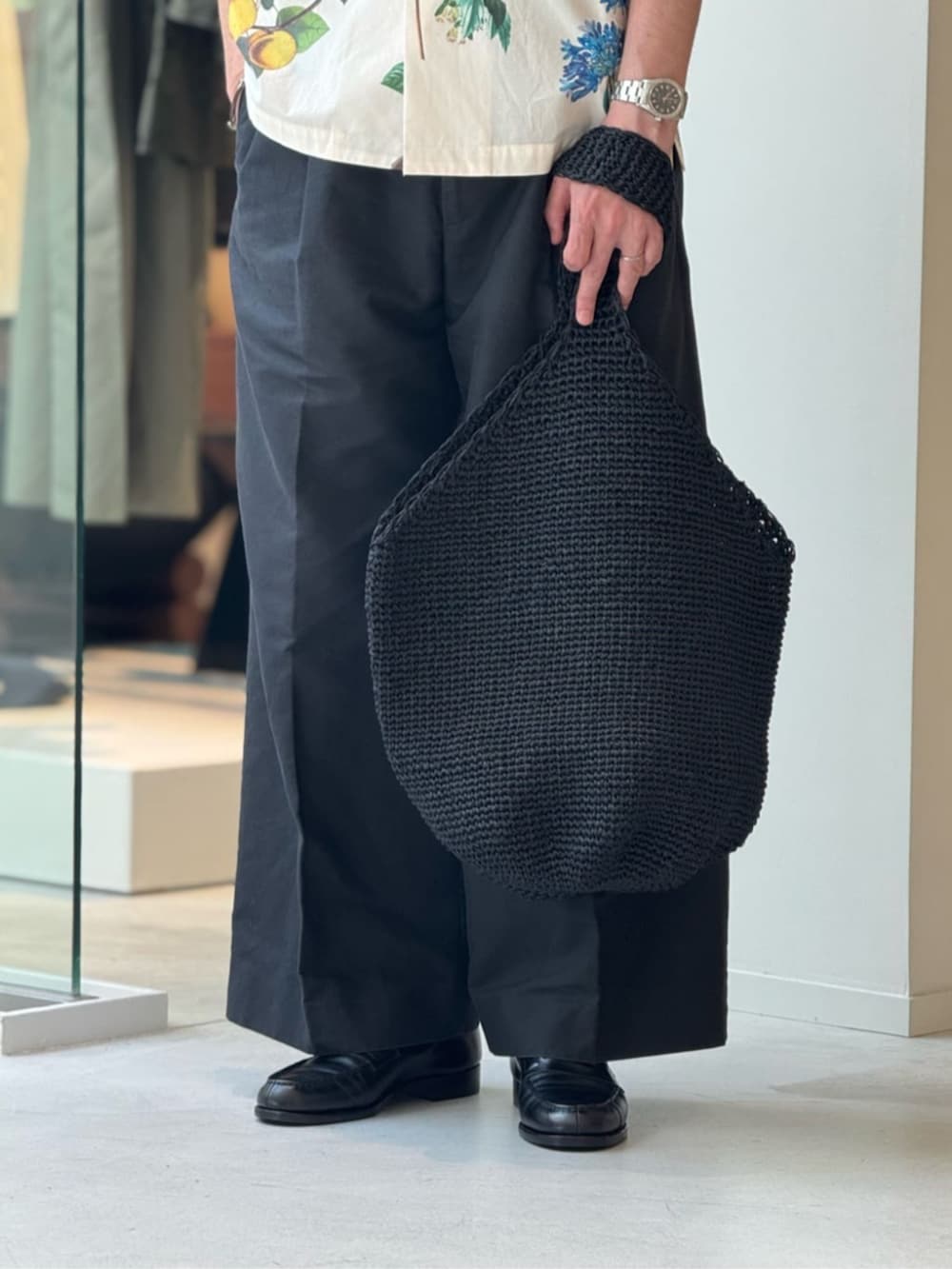 ホワイト系のシャツ/ブラウスを着用したメンズの秋コーディネートの3枚目の写真