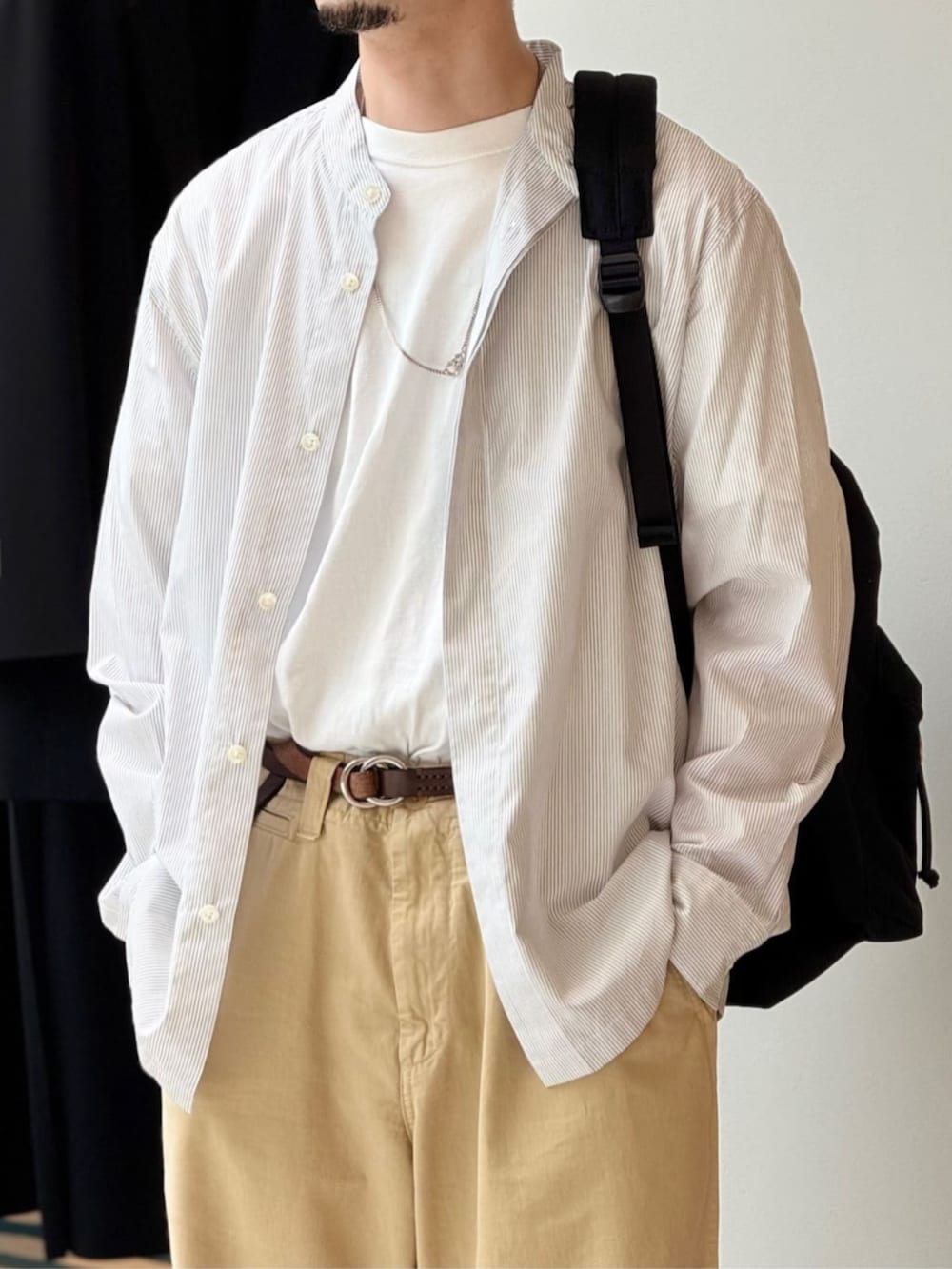 「TOMORROWLAND、トゥモローランド、caban、MAISON et VOYAGE、Aeta、バンドカラーシャツ、ユニセックス、Tシャツ、チノパン、大人カジュアル、カジュアル、バックパック」｜「cabanのCABaN ドライスビンコットン ハーフスリーブTシャツ（Tシャツ/カットソー、ホワイト系）」を使った、Tsukinari_TOMORROWLANDさん（メンズ・175cm）の春コーディネートの2枚目の写真