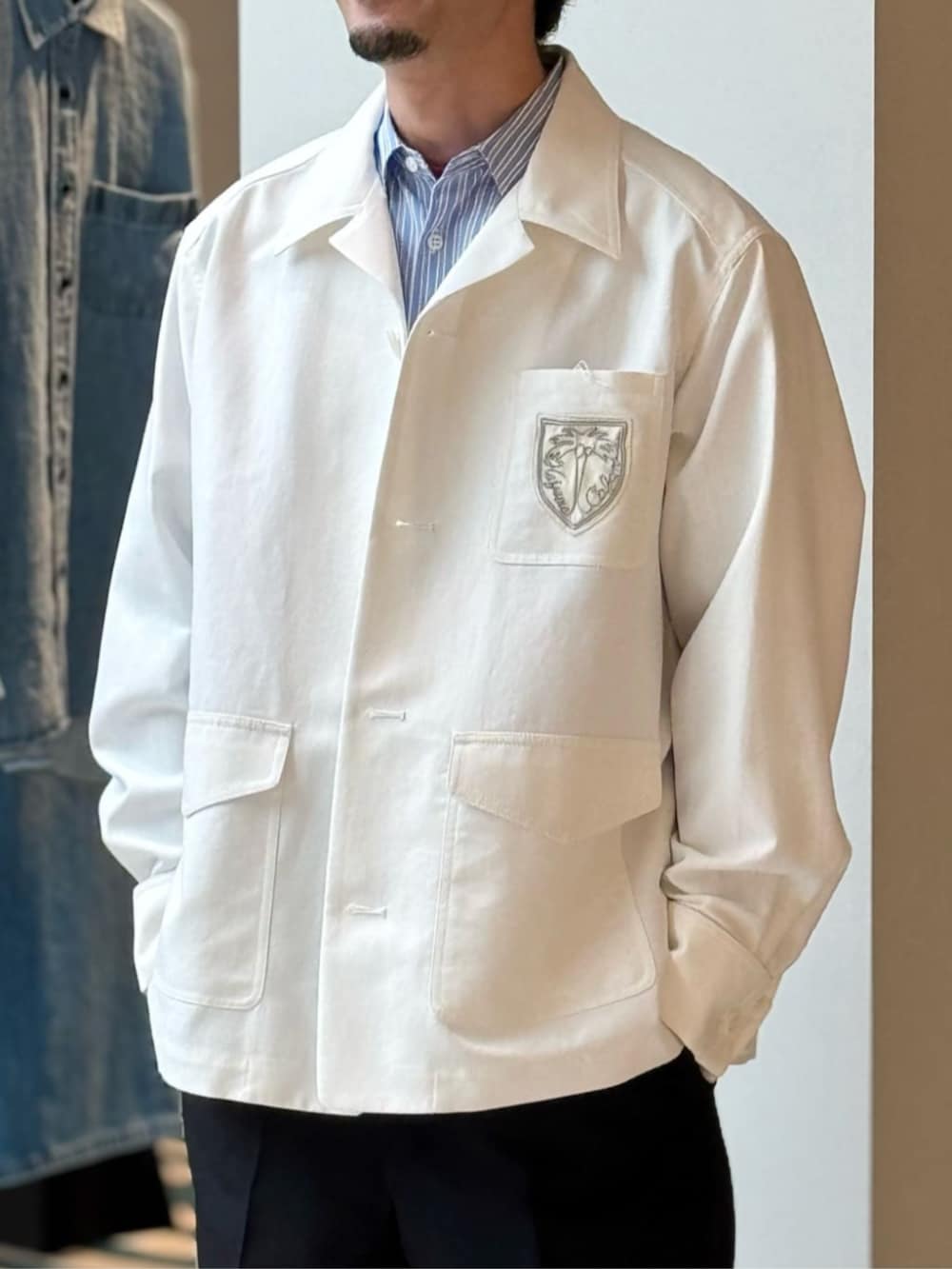 ホワイト系のブルゾン、ブルー系のシャツ/ブラウスを着用したメンズの秋コーディネートの2枚目の写真