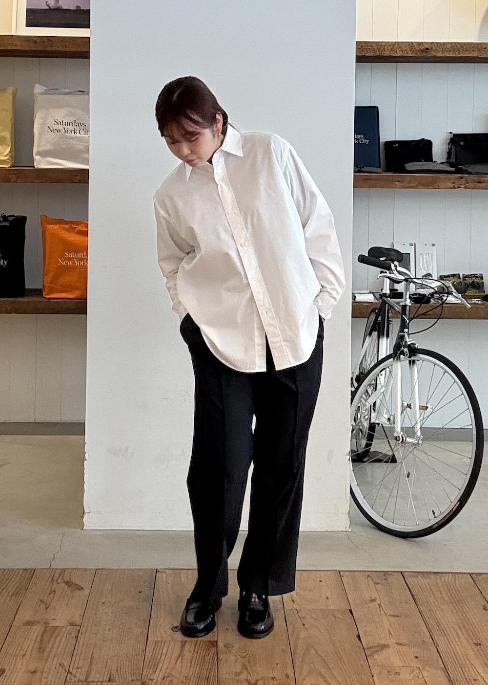 ホワイト系のシャツ/ブラウス、ブラック系のスラックスを着用したレディースの春コーディネートの3枚目の写真