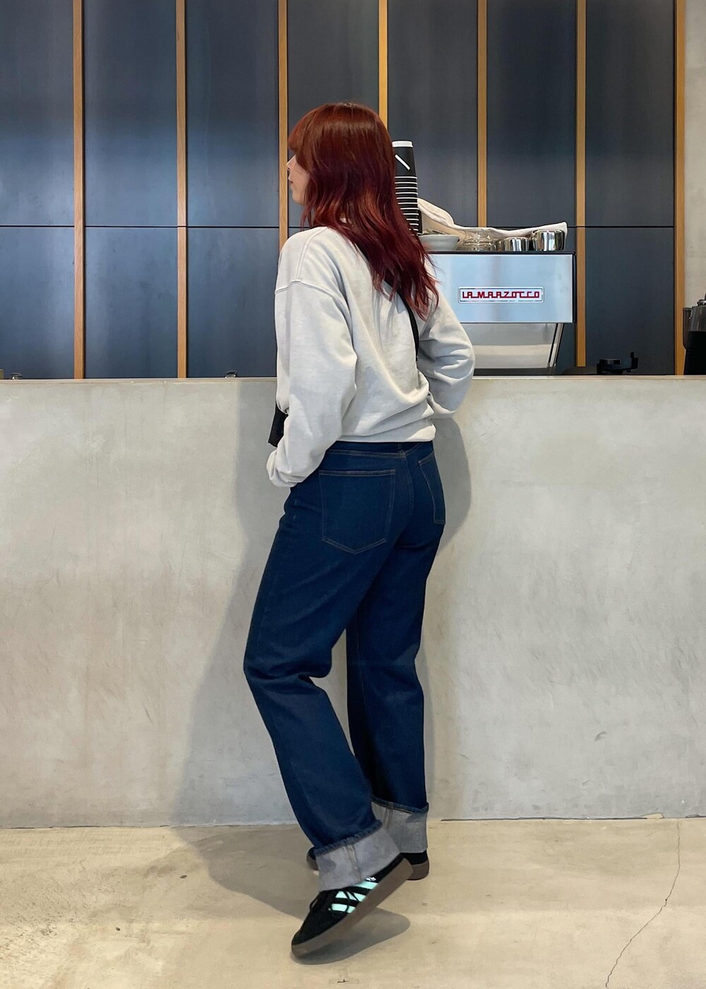 ブルー系のデニムパンツ、グレー系のTシャツ/カットソーを着用したレディースの秋コーディネートの3枚目の写真