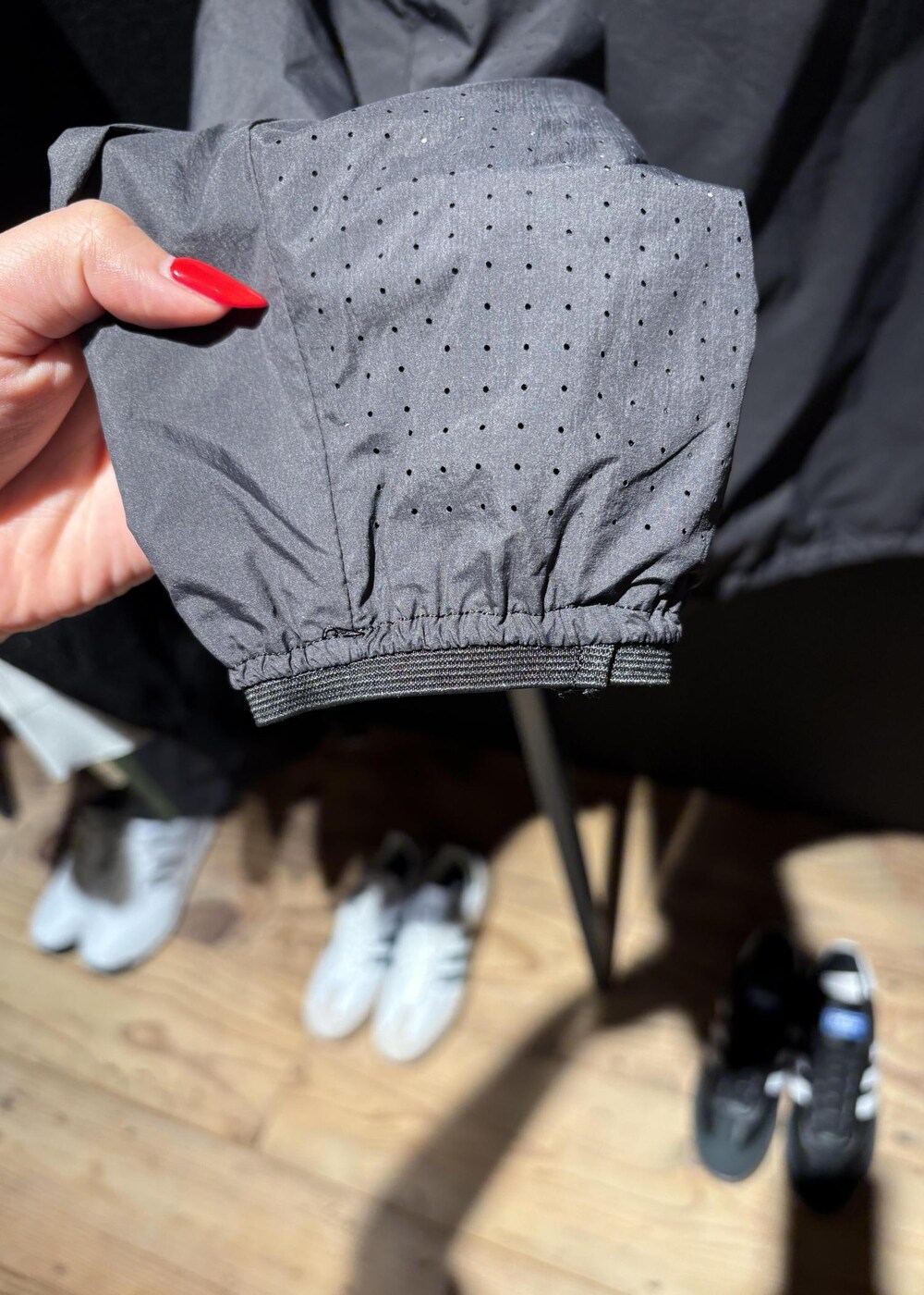 ホワイト系のTシャツ/カットソー、ブラック系のその他パンツを着用したレディースの夏コーディネートの8枚目の写真