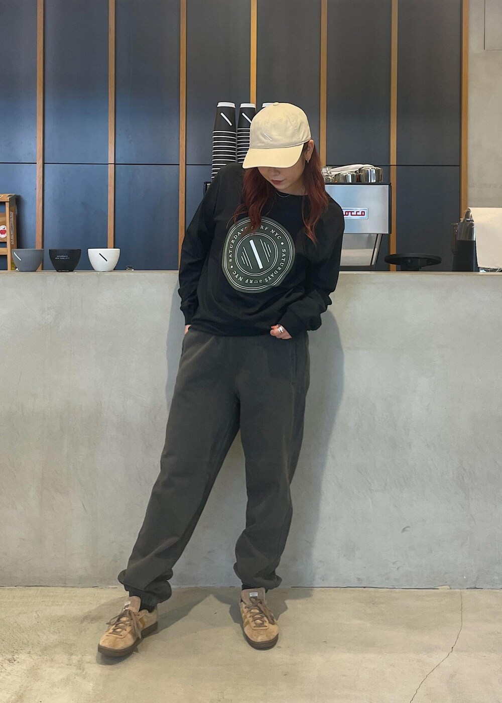ブラック系のTシャツ/カットソー、ブラック系のその他パンツを着用したレディースの夏コーディネートの3枚目の写真