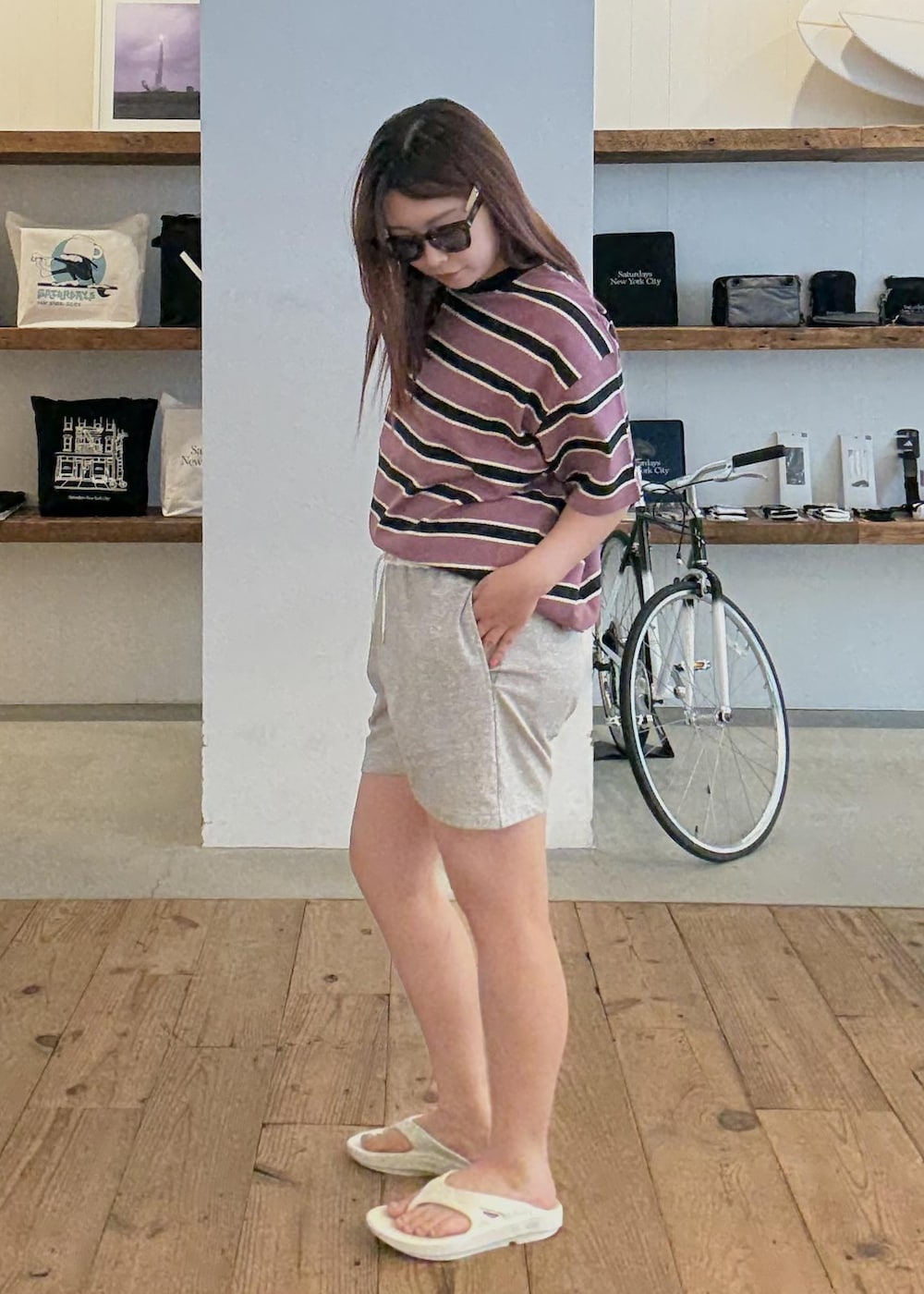 グレー系のサンダル、パープル系のTシャツ/カットソー、グレー系のその他パンツを着用したレディースの夏コーディネートの4枚目の写真