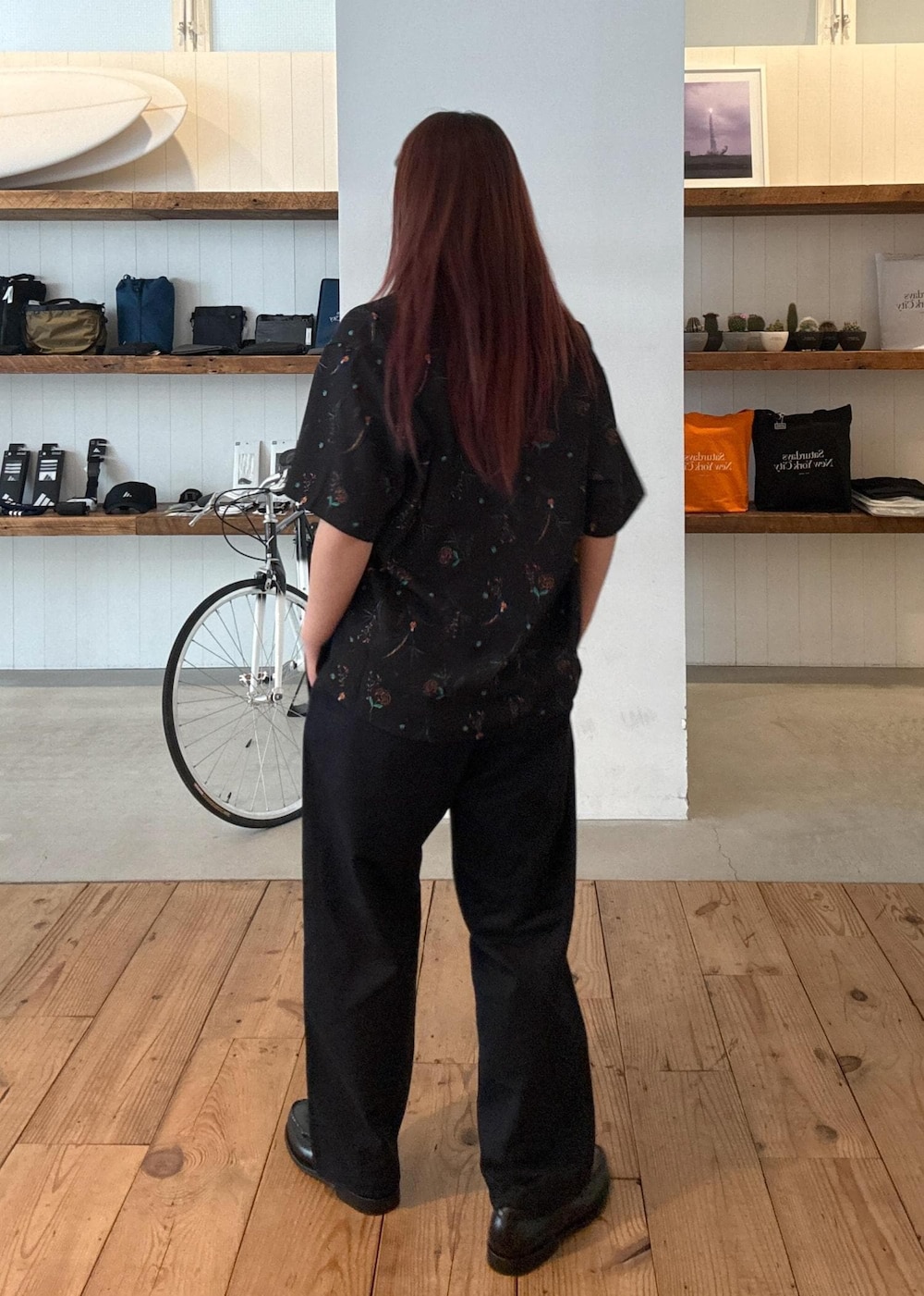 ブルー系のその他パンツ、ブラック系のシャツ/ブラウスを着用したレディースの春コーディネートの4枚目の写真