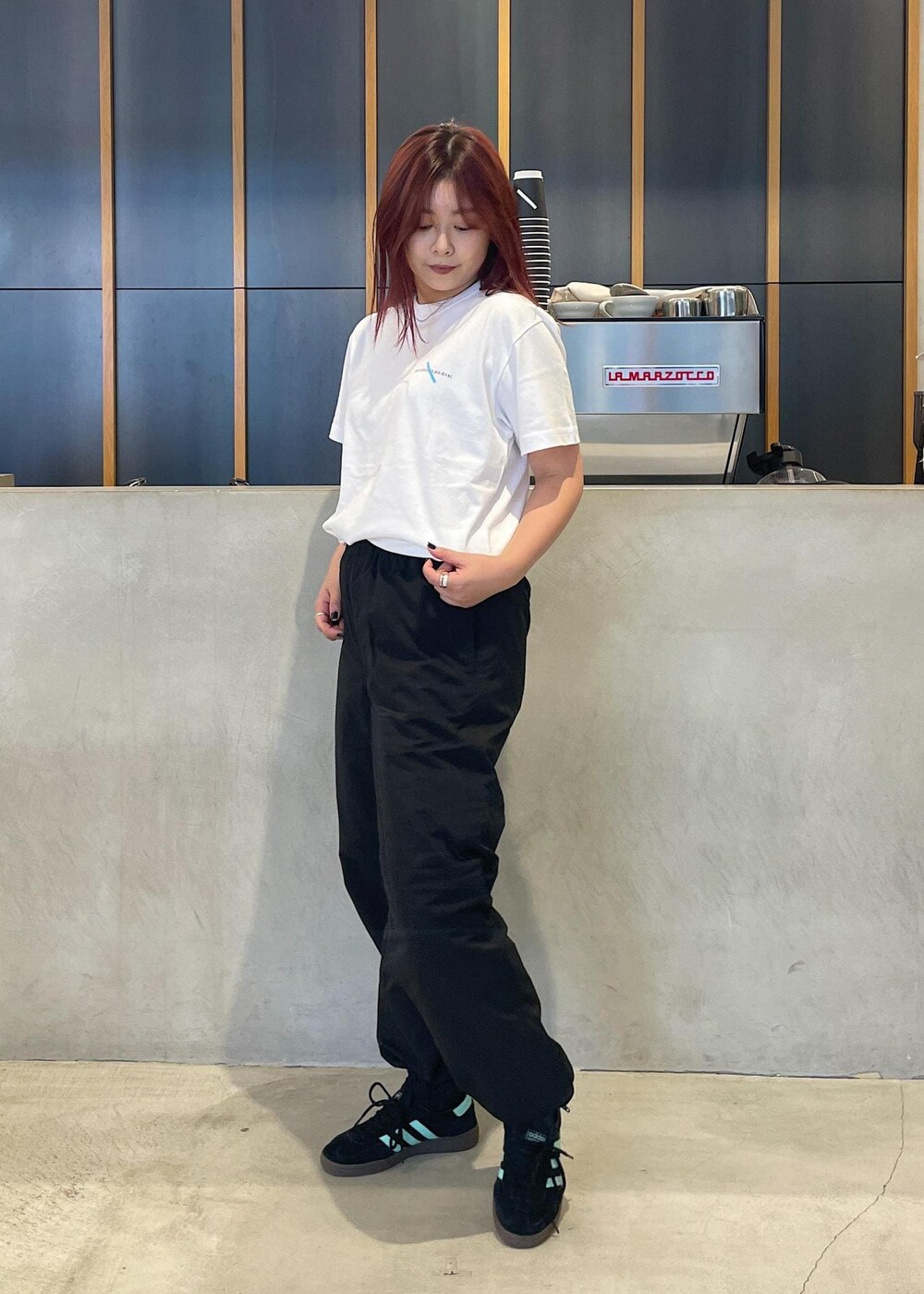 ブラック系のその他パンツ、ホワイト系のTシャツ/カットソーを着用したレディースの秋コーディネートの2枚目の写真