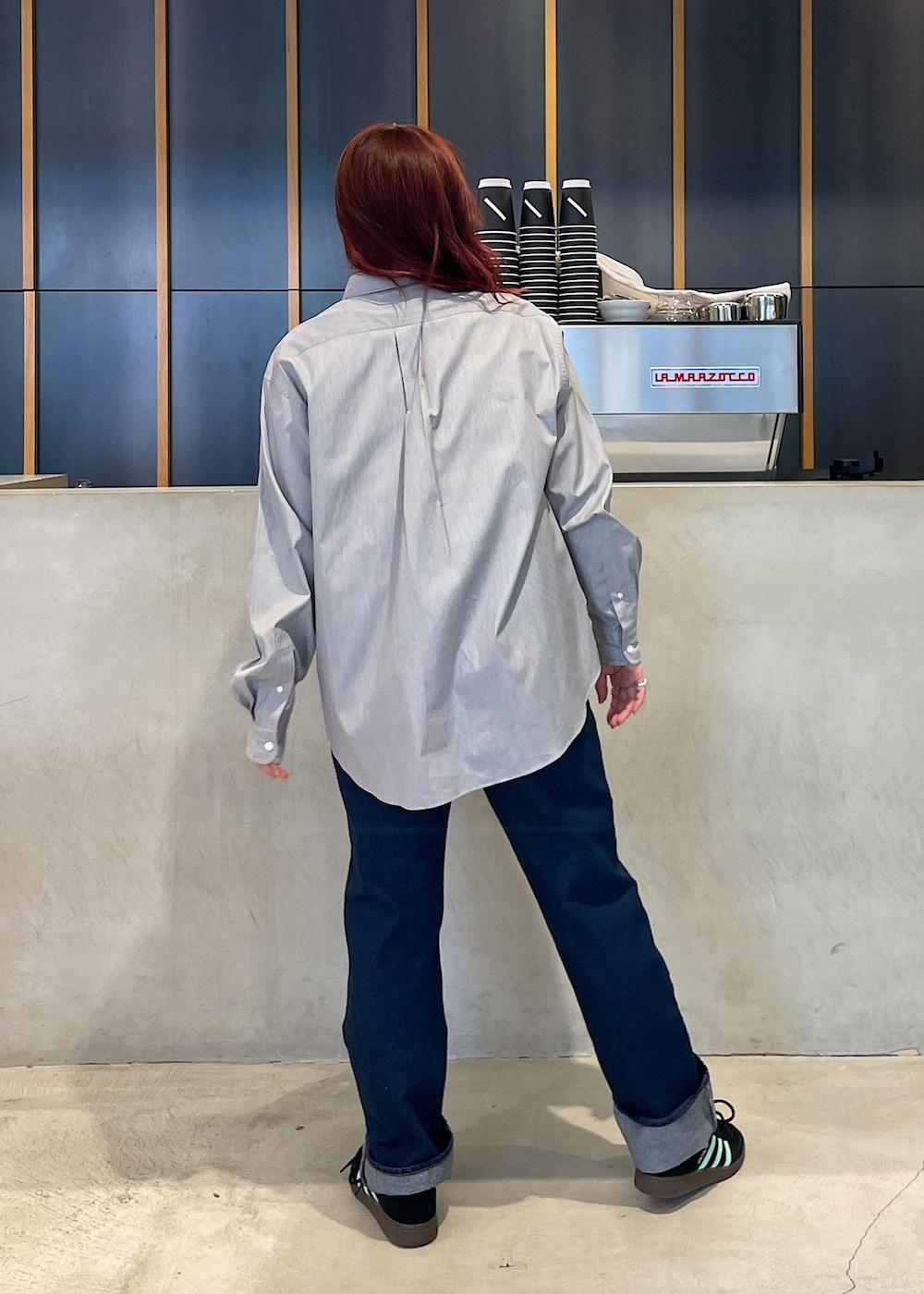 ブルー系のデニムパンツ、ブルー系のシャツ/ブラウスを着用したレディースの秋コーディネートの4枚目の写真