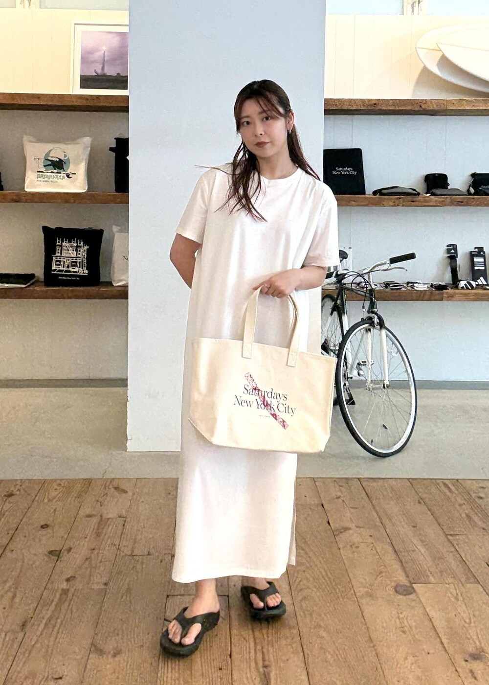 ブラック系のサンダル、ホワイト系のワンピース、レッド系のトートバッグを着用したレディースの夏コーディネートの7枚目の写真