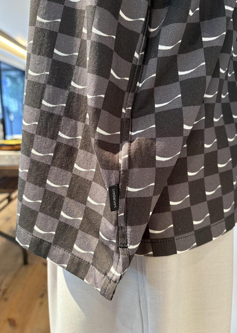 レッド系のTシャツ/カットソー、ブラック系のシャツ/ブラウス、ブラック系のサングラスを着用したレディースの夏コーディネートの8枚目の写真