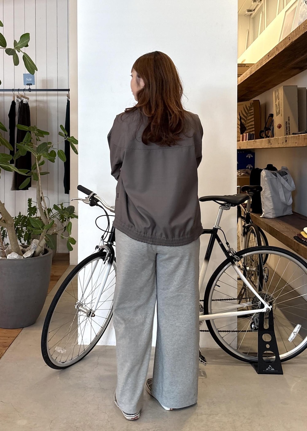 グレー系のその他アウター、ホワイト系のTシャツ/カットソー、グレー系のその他パンツを着用したレディースの春コーディネートの2枚目の写真