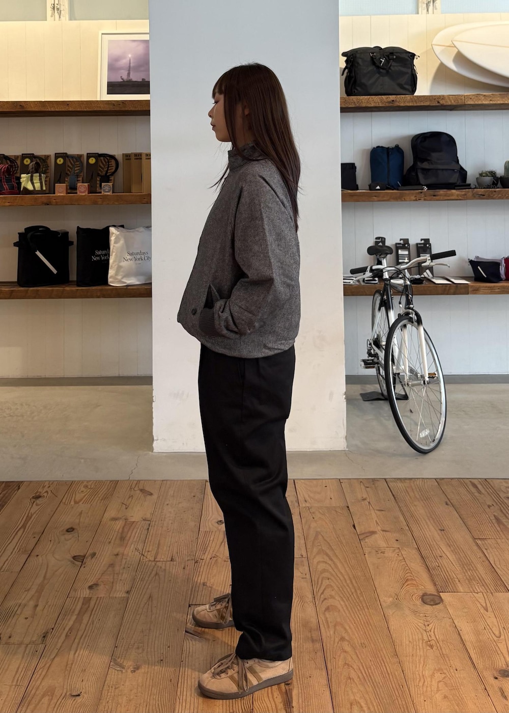 ブラック系のスラックスを着用したレディースの秋コーディネートの3枚目の写真