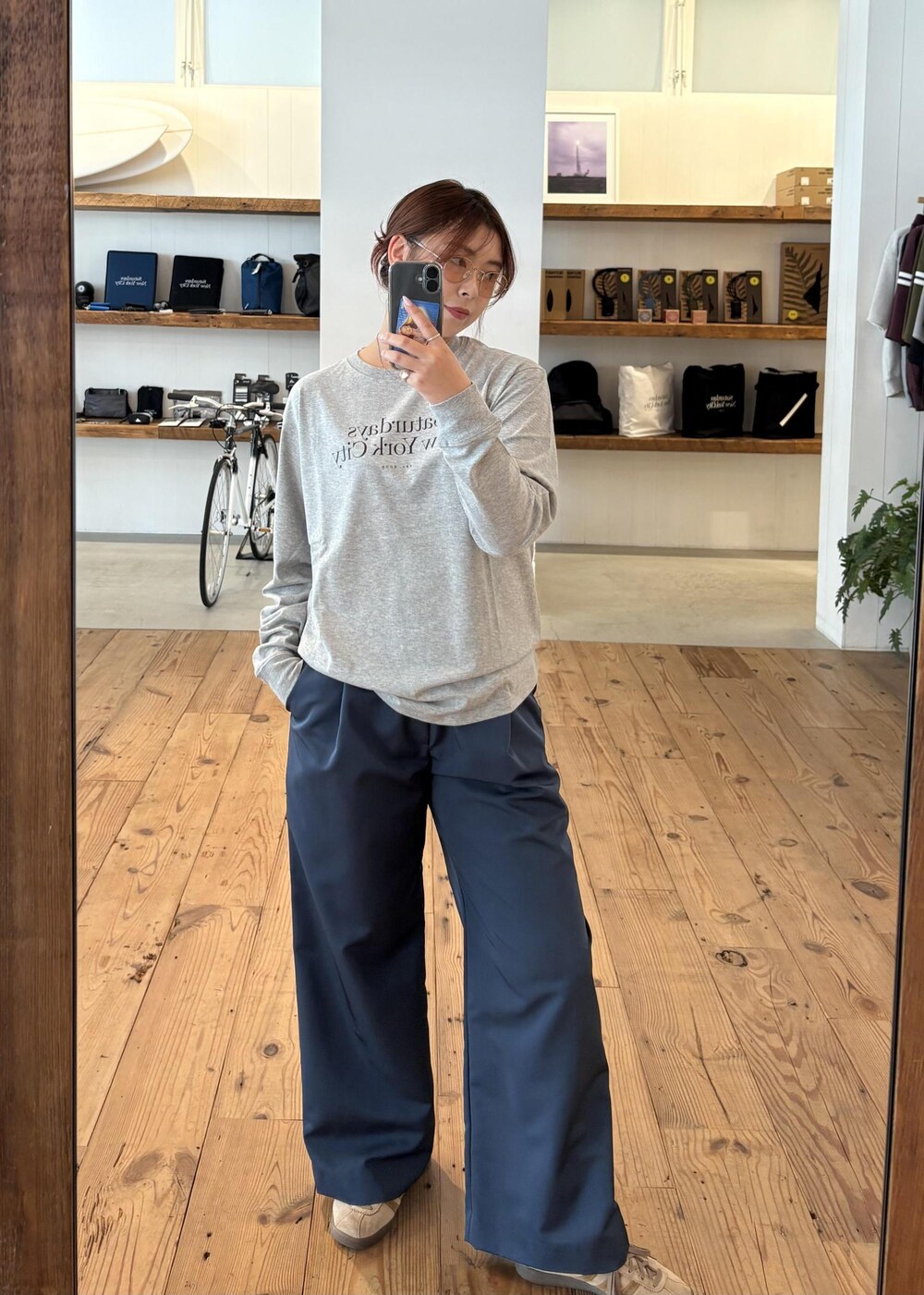 ブルー系のその他パンツ、グレー系のTシャツ/カットソー、シルバー系のサングラスを着用したレディースの夏コーディネートの6枚目の写真