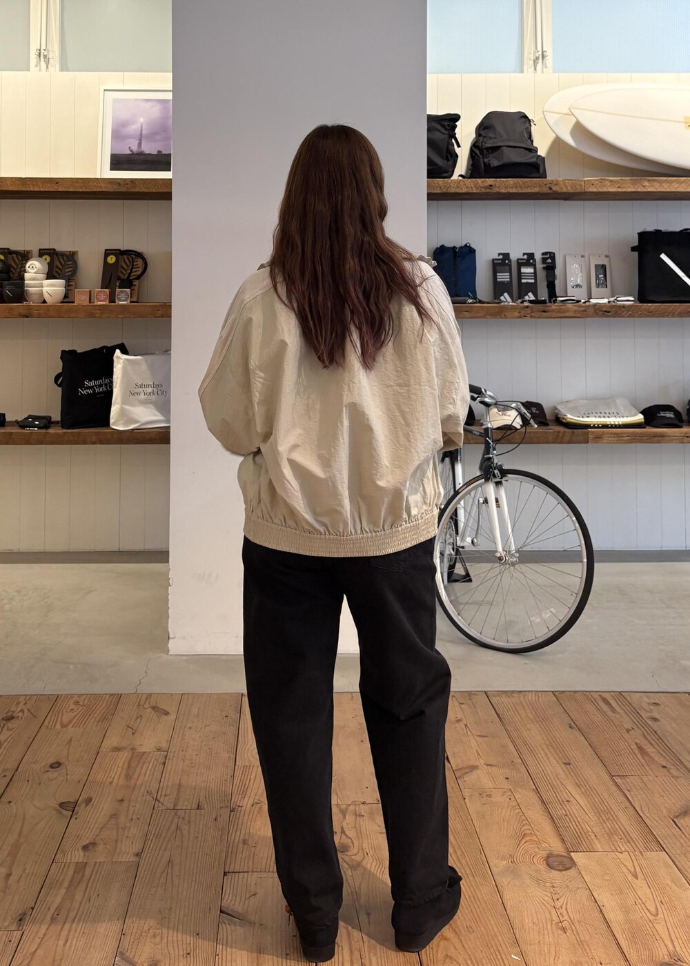 ブラック系のデニムパンツ、ホワイト系のセットアップ、その他のサングラスを着用したレディースの冬コーディネートの3枚目の写真