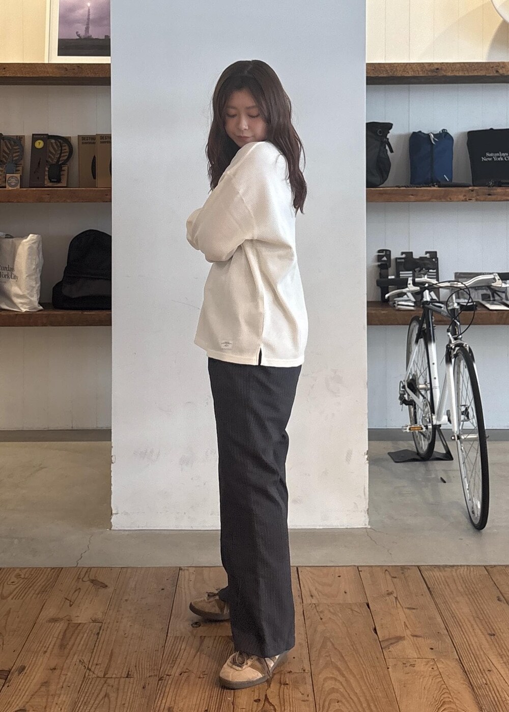 ホワイト系のTシャツ/カットソーを着用したレディースの秋コーディネートの5枚目の写真