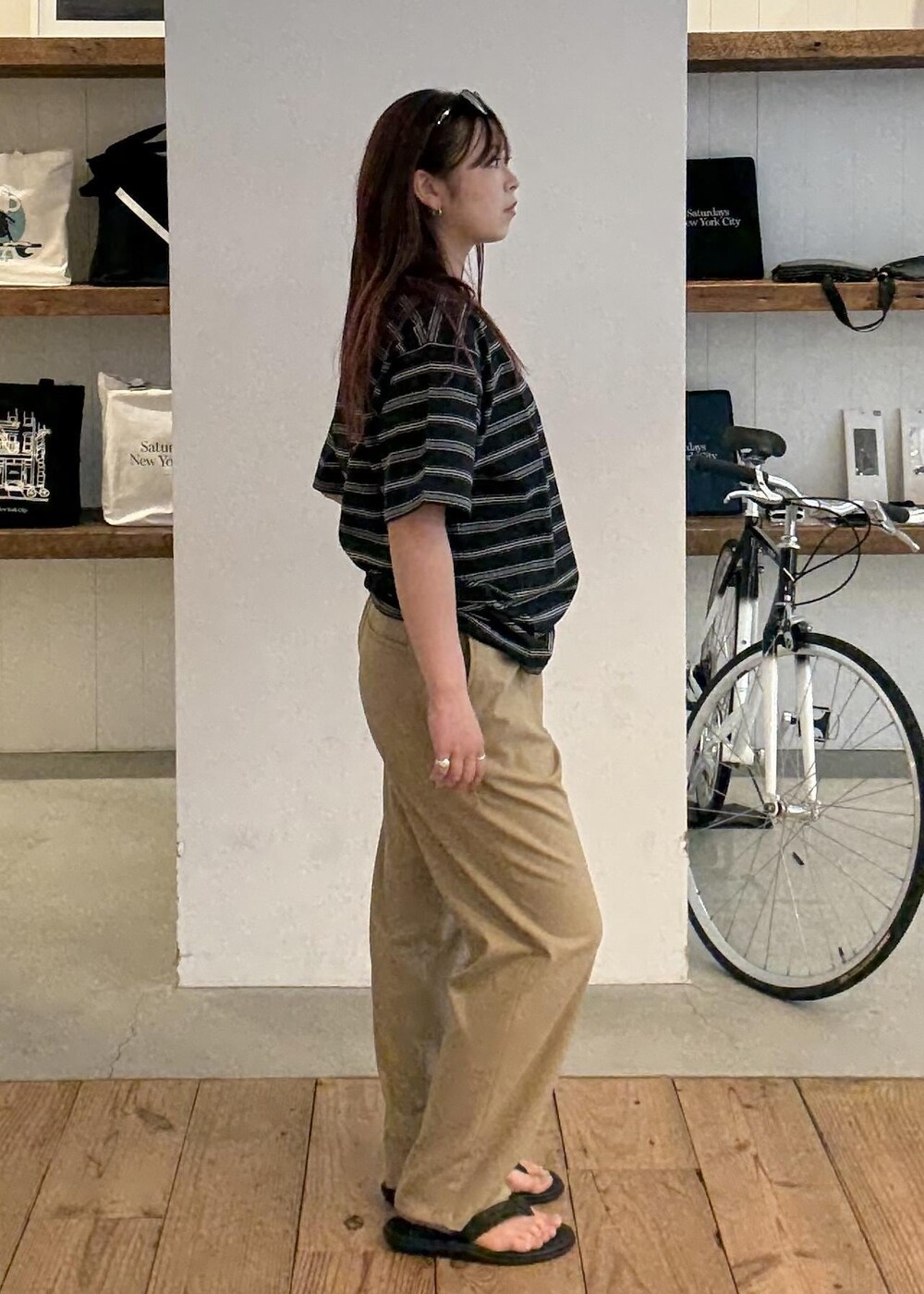 ブラック系のサングラスを着用したレディースの春コーディネートの5枚目の写真