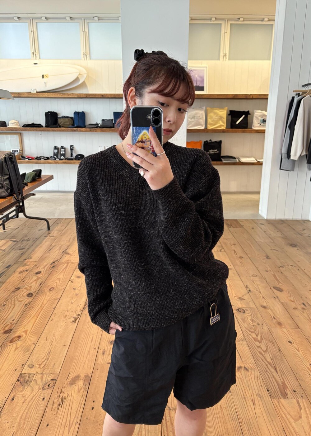 ブラック系のニット/セーター、ブラック系のその他パンツ、イエロー系のソックス/靴下を着用したレディースの春コーディネートの7枚目の写真