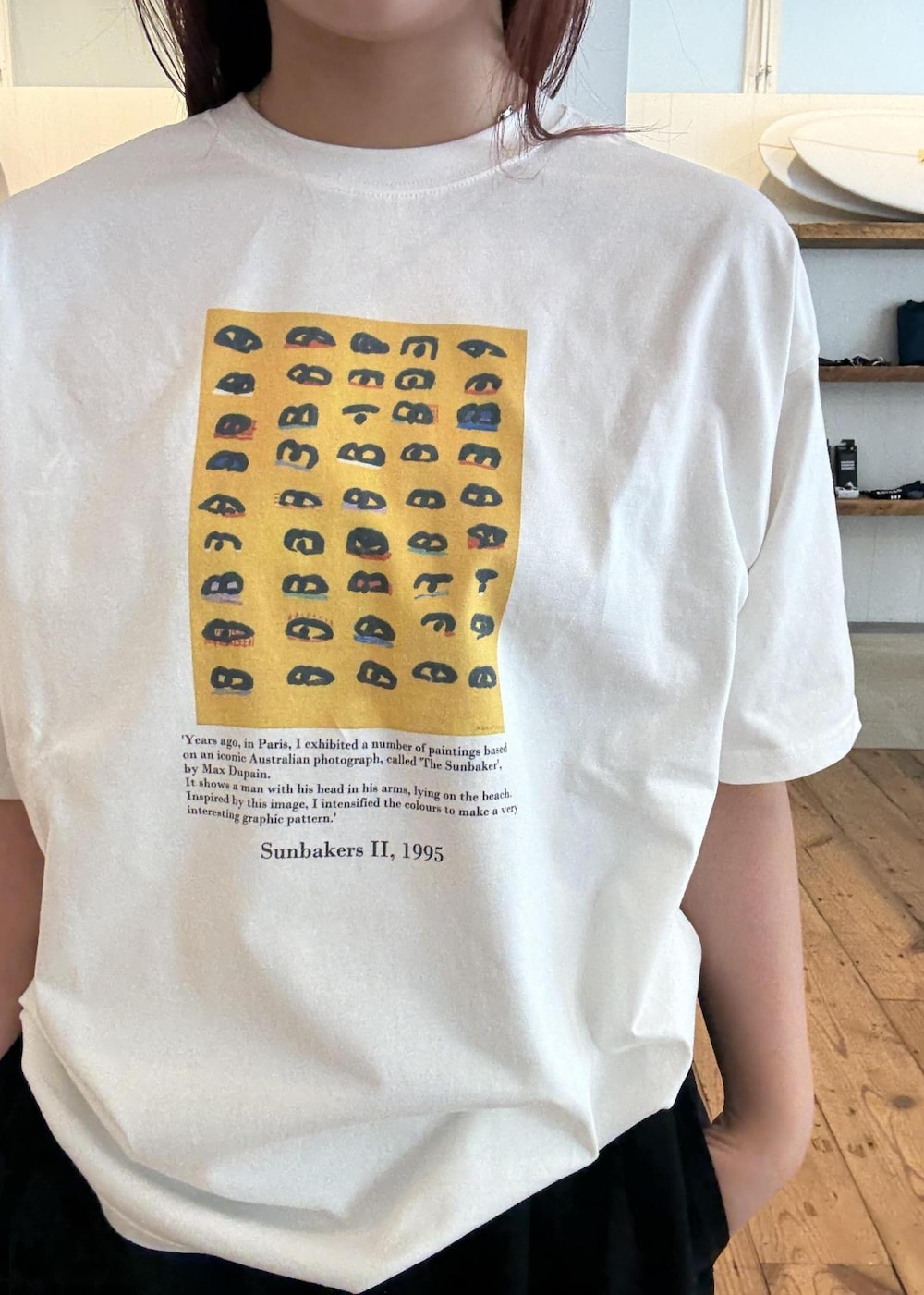 ホワイト系のTシャツ/カットソー、イエロー系のバンダナ/スカーフを着用したレディースの春コーディネートの7枚目の写真