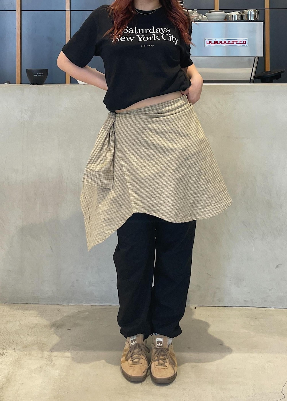 「スポーティー、ブラック、ロゴTシャツ、レインパンツ、レインウェア、キャップ、シャツ、チェックシャツ、アウトドアコーデ、ジム・トレーニングコーデ、ワントーンコーデ、ヘルシーコーデ」｜「Saturdays NYCのLogo Sock（ソックス/靴下、ホワイト系）」を使った、Masakiさん（レディース・164cm）の夏コーディネートの3枚目の写真