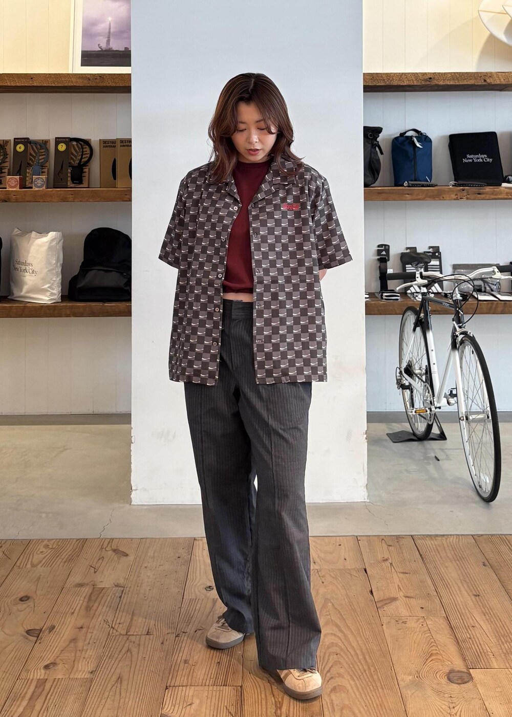 レッド系のTシャツ/カットソー、ブラック系のシャツ/ブラウス、ブラック系のサングラスを着用したレディースの夏コーディネートの2枚目の写真