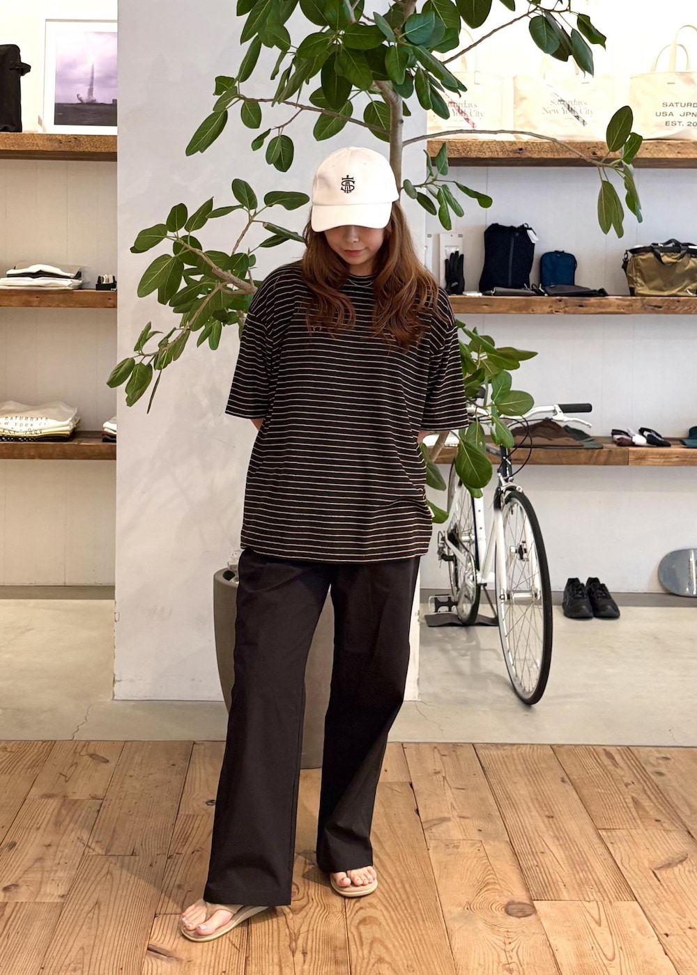 ブラック系のその他パンツ、ブラウン系のTシャツ/カットソー、ホワイト系のキャップを着用したレディースの夏コーディネートの7枚目の写真