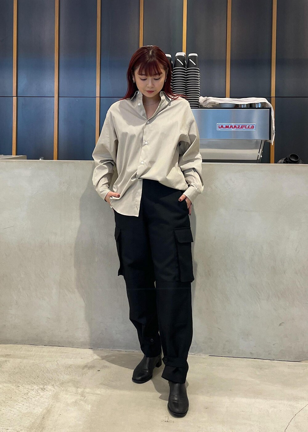 ホワイト系のトートバッグ、ベージュ系のシャツ/ブラウス、グリーン系のニット/セーターを着用したレディースの秋コーディネートの2枚目の写真