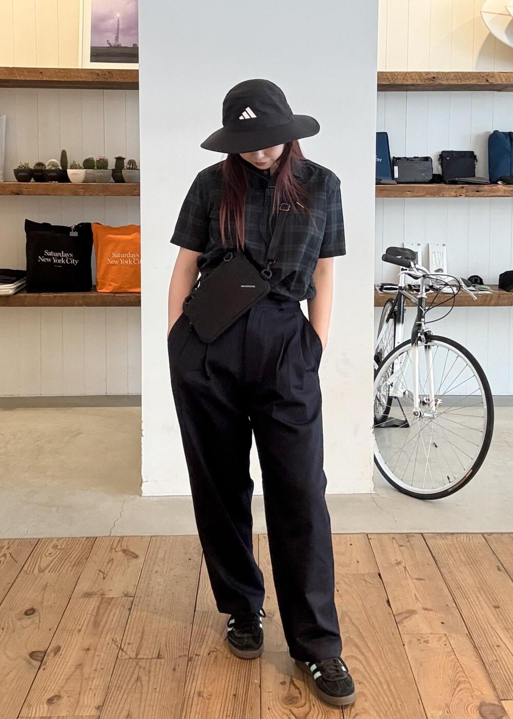 ブルー系のその他パンツを着用したレディースの春コーディネートの2枚目の写真