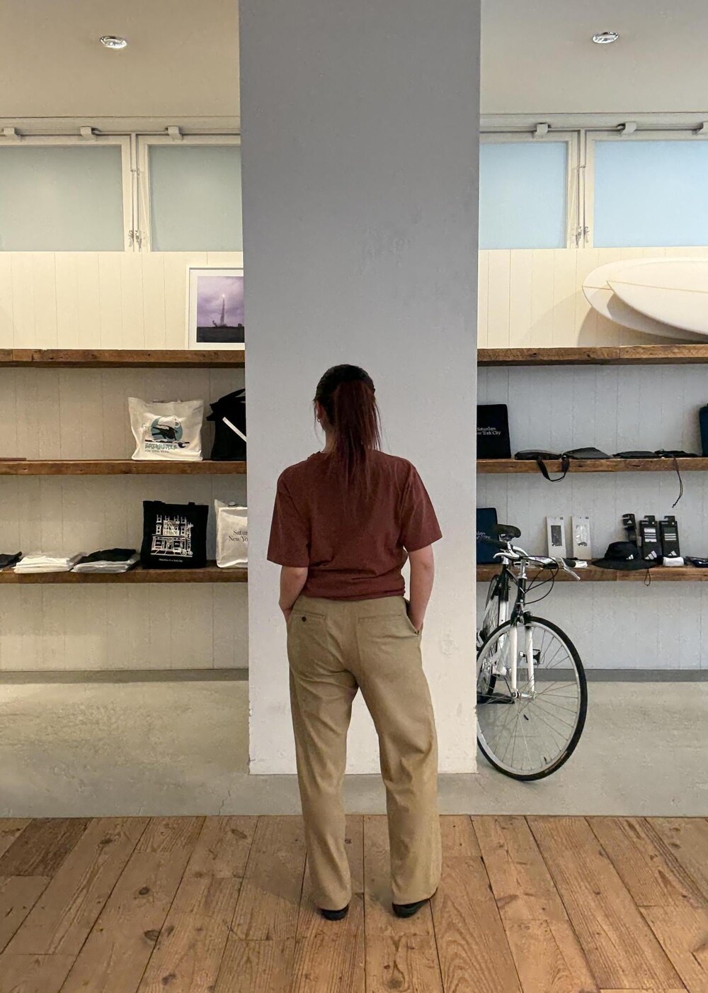 レッド系のTシャツ/カットソーを着用したレディースの春コーディネートの8枚目の写真