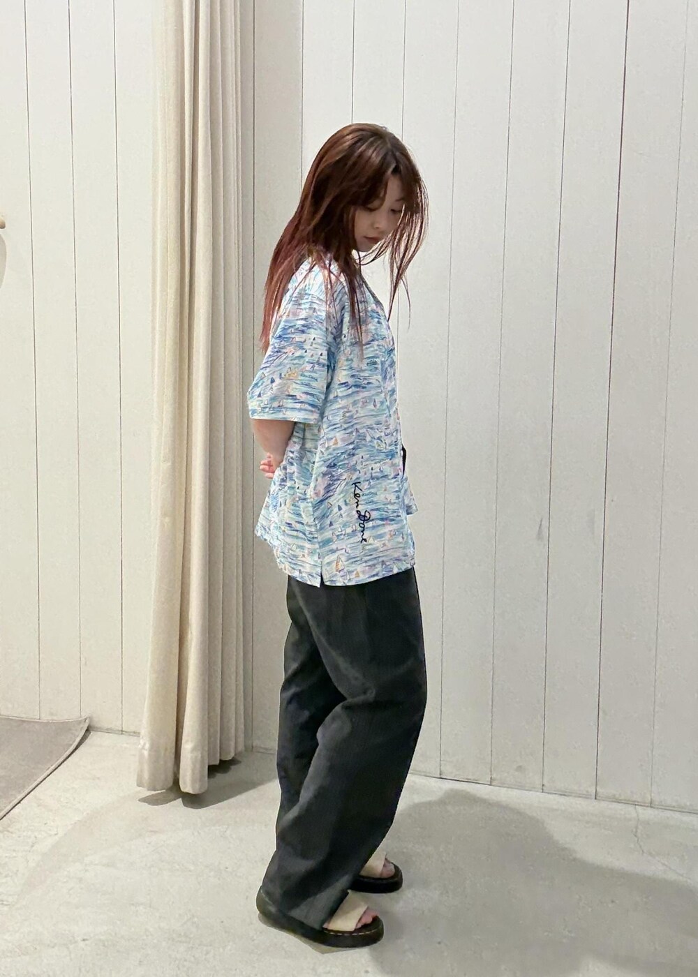 ブルー系のシャツ/ブラウスを着用したレディースの春コーディネートの5枚目の写真