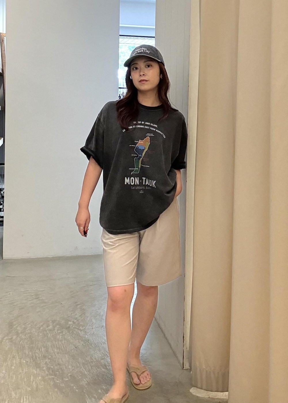 グレー系のその他パンツ、ブラック系のTシャツ/カットソーを着用したレディースの夏コーディネートの3枚目の写真