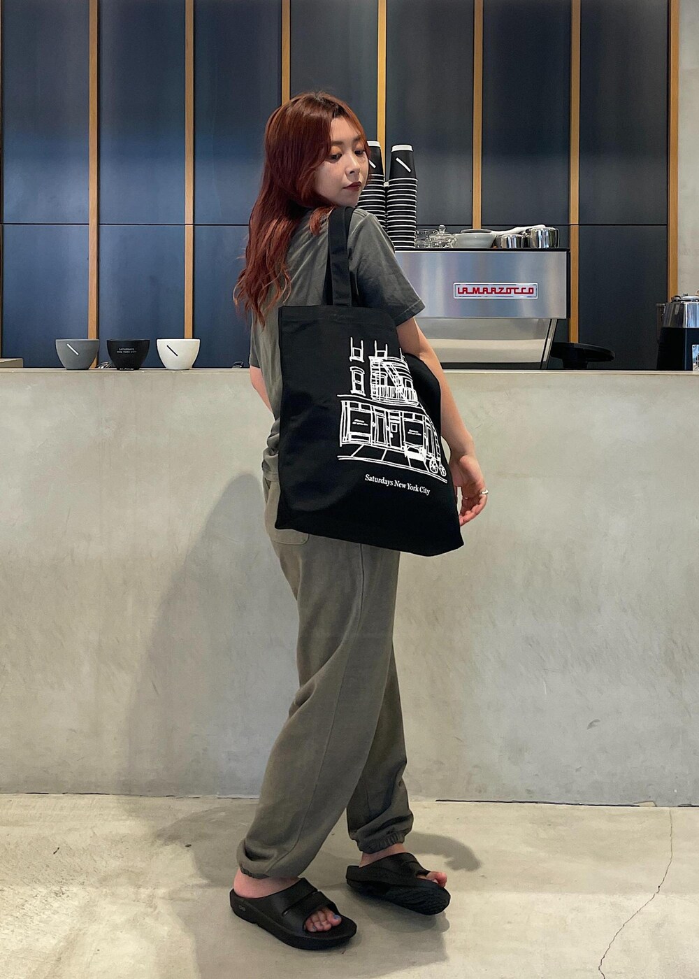 ブラック系のTシャツ/カットソー、ブラック系のトートバッグ、グリーン系のその他パンツを着用したレディースの夏コーディネートの3枚目の写真