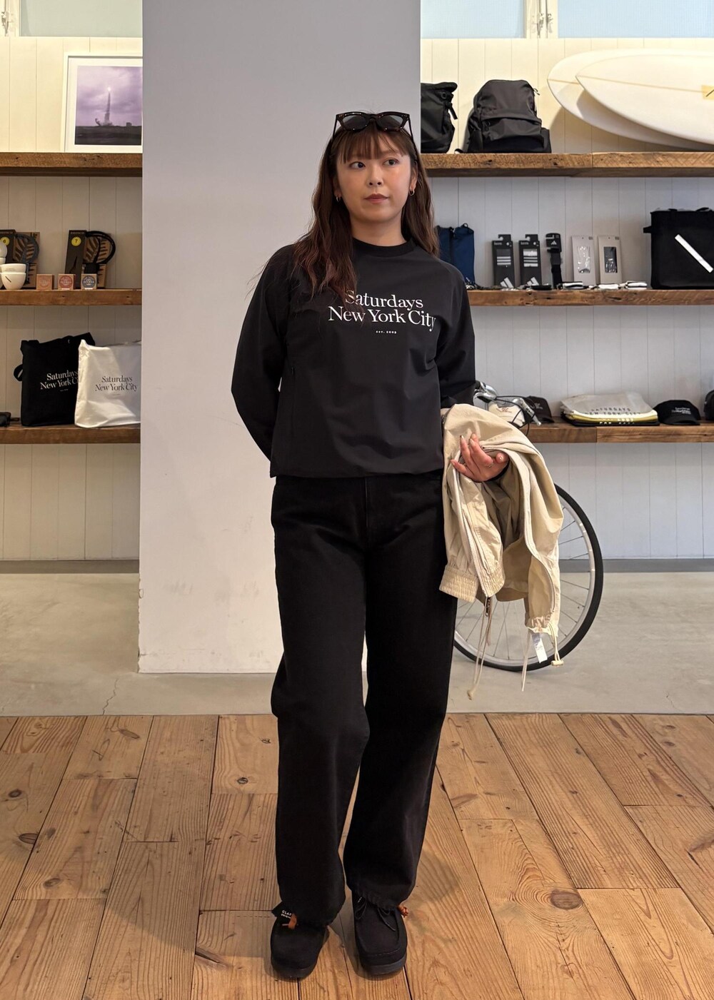 ブラック系のデニムパンツ、ホワイト系のセットアップ、その他のサングラスを着用したレディースの冬コーディネートの5枚目の写真