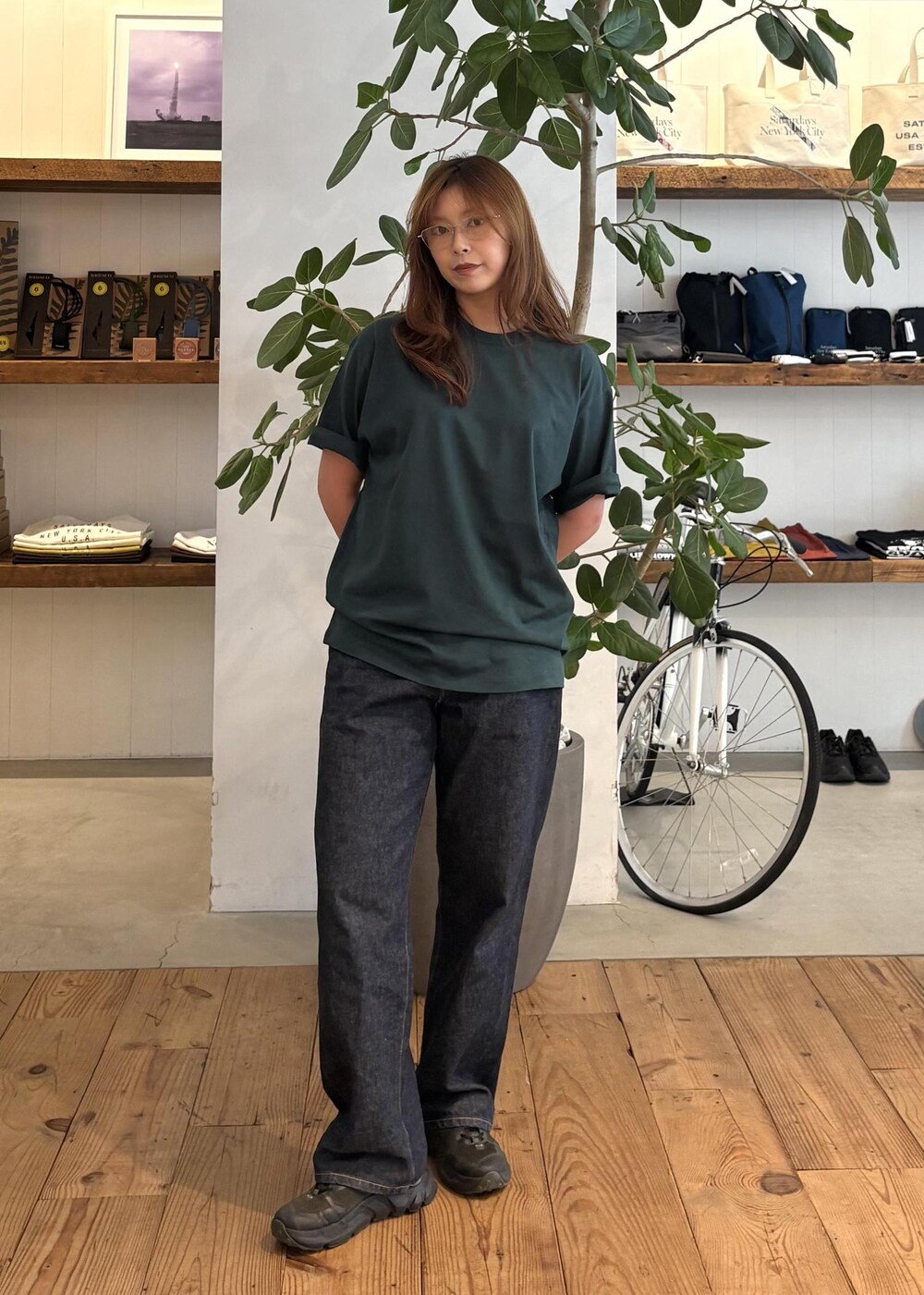 ブルー系のデニムパンツ、ブラック系のTシャツ/カットソー、ブラウン系のベルトを着用したレディースの夏コーディネートの4枚目の写真