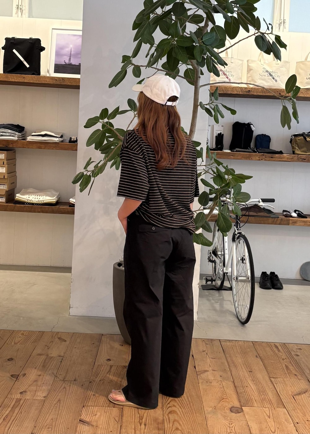ブラック系のその他パンツ、ブラウン系のTシャツ/カットソー、ホワイト系のキャップを着用したレディースの夏コーディネートの6枚目の写真