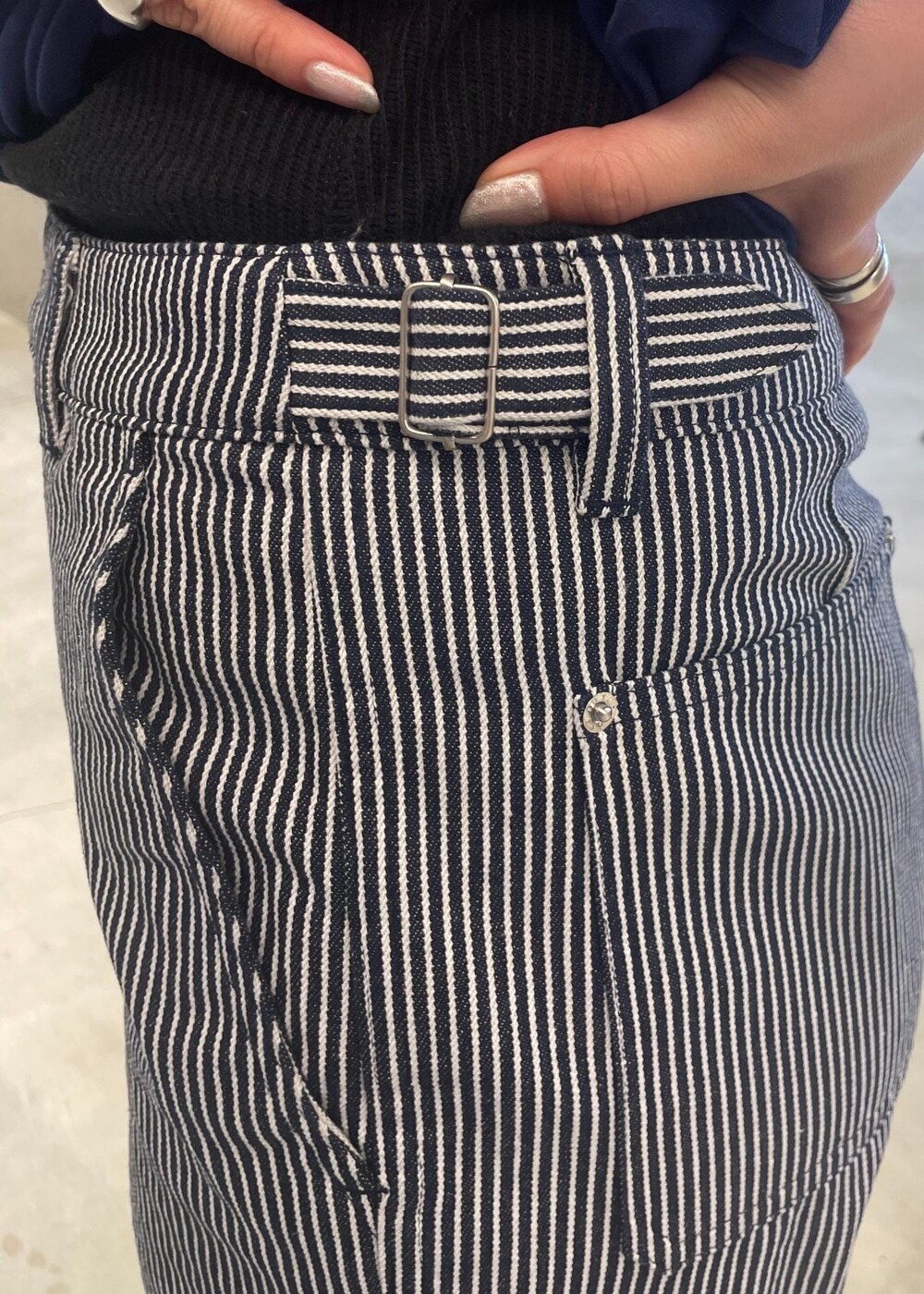 ブルー系のTシャツ/カットソー、ブルー系のその他パンツを着用したレディースの春コーディネートの4枚目の写真