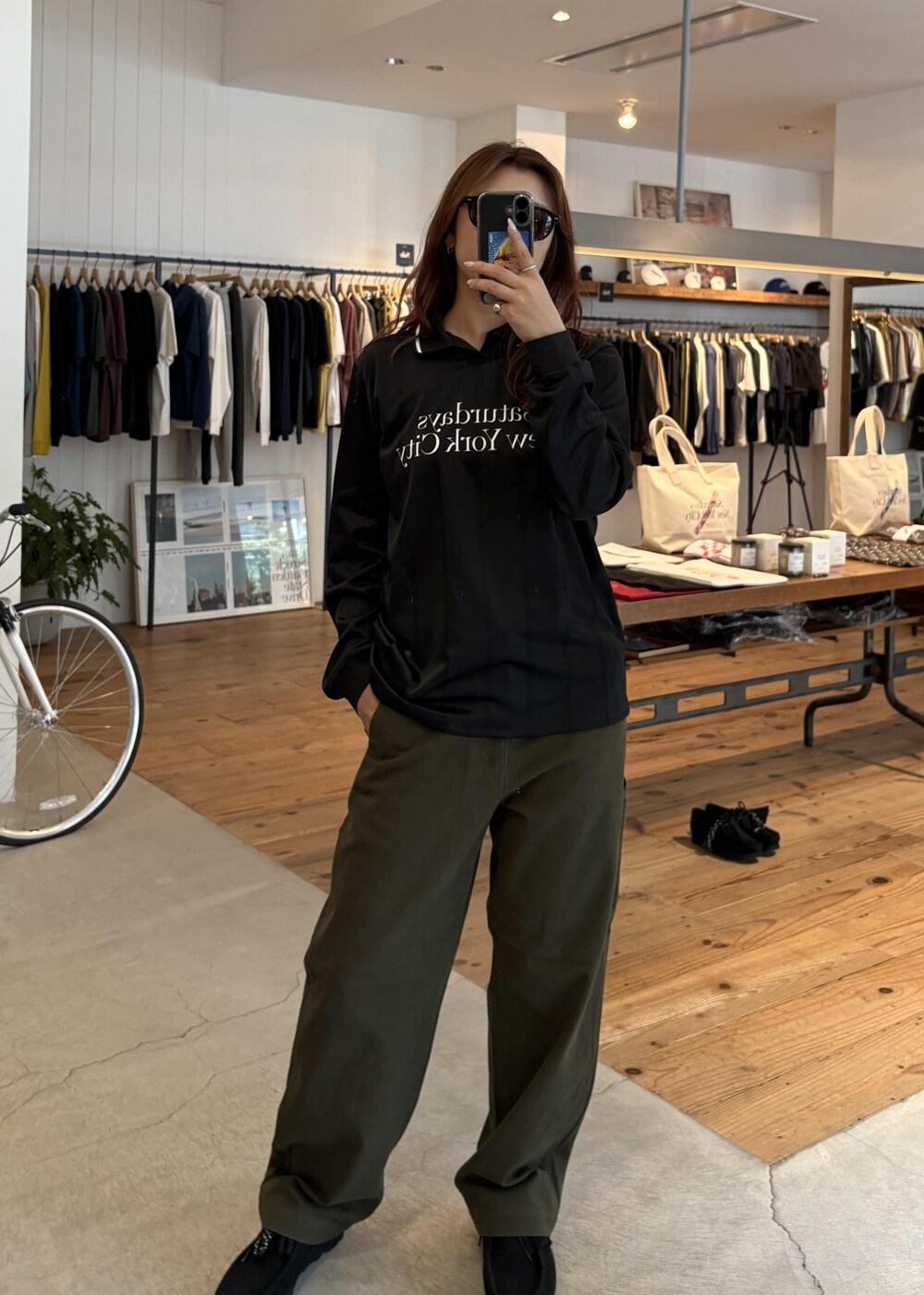 ブラック系のスニーカー、グリーン系のその他パンツ、ブラック系のサングラスを着用したレディースの秋コーディネートの6枚目の写真