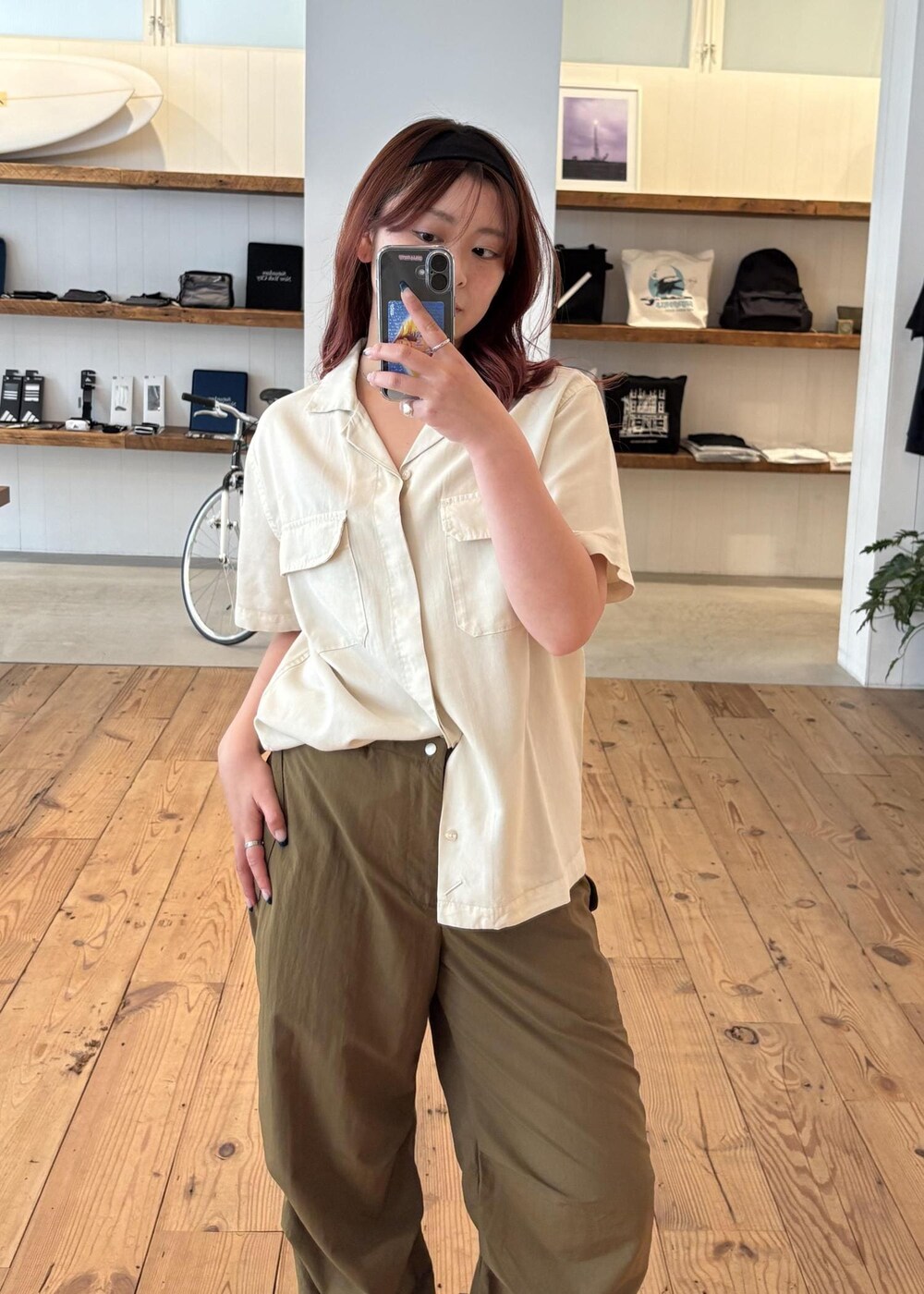 ホワイト系のシャツ/ブラウスを着用したレディースの夏コーディネートの6枚目の写真