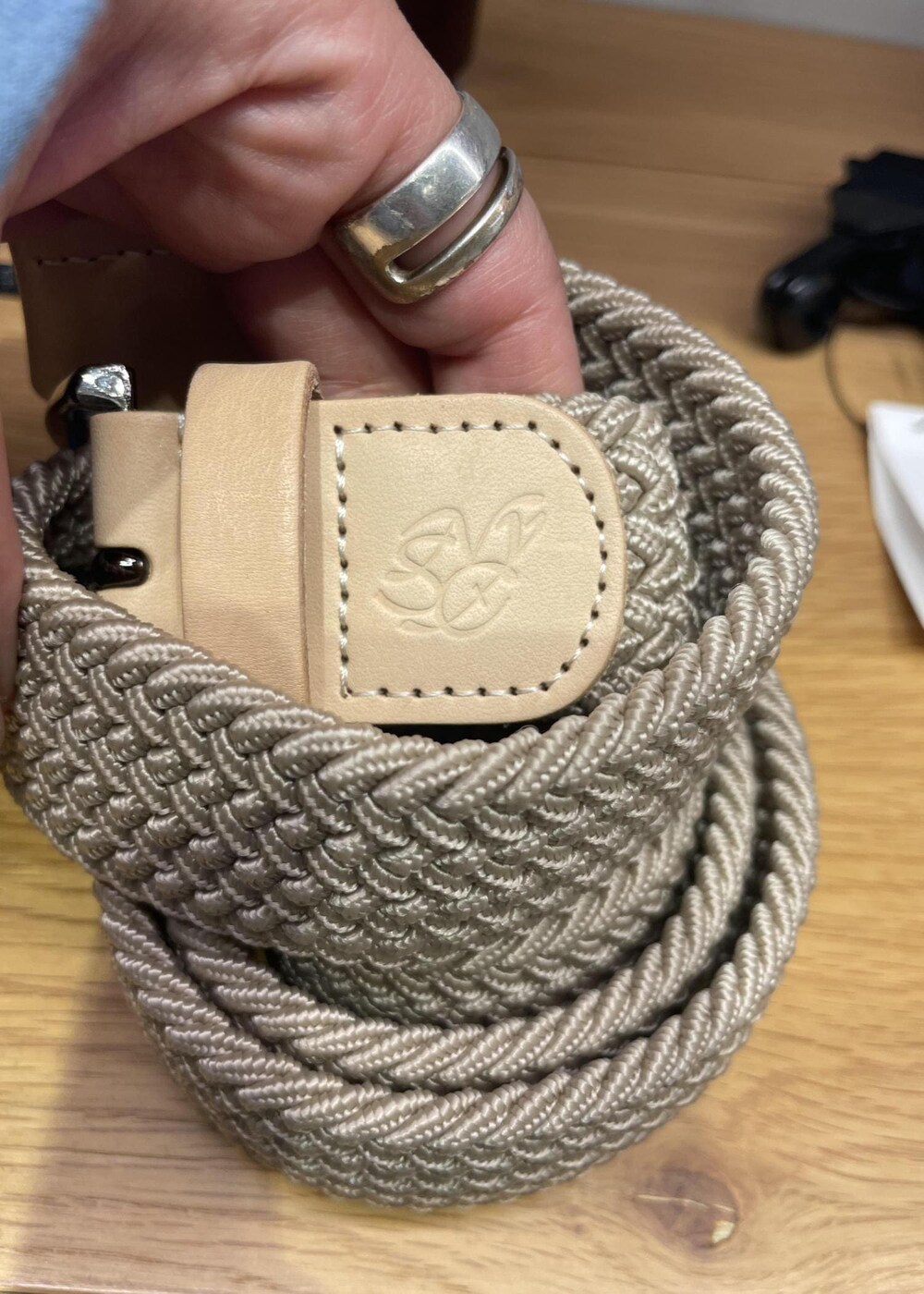 ブラック系のデニムパンツ、ブルー系のニット/セーター、ベージュ系のベルトを着用したレディースの秋コーディネートの5枚目の写真