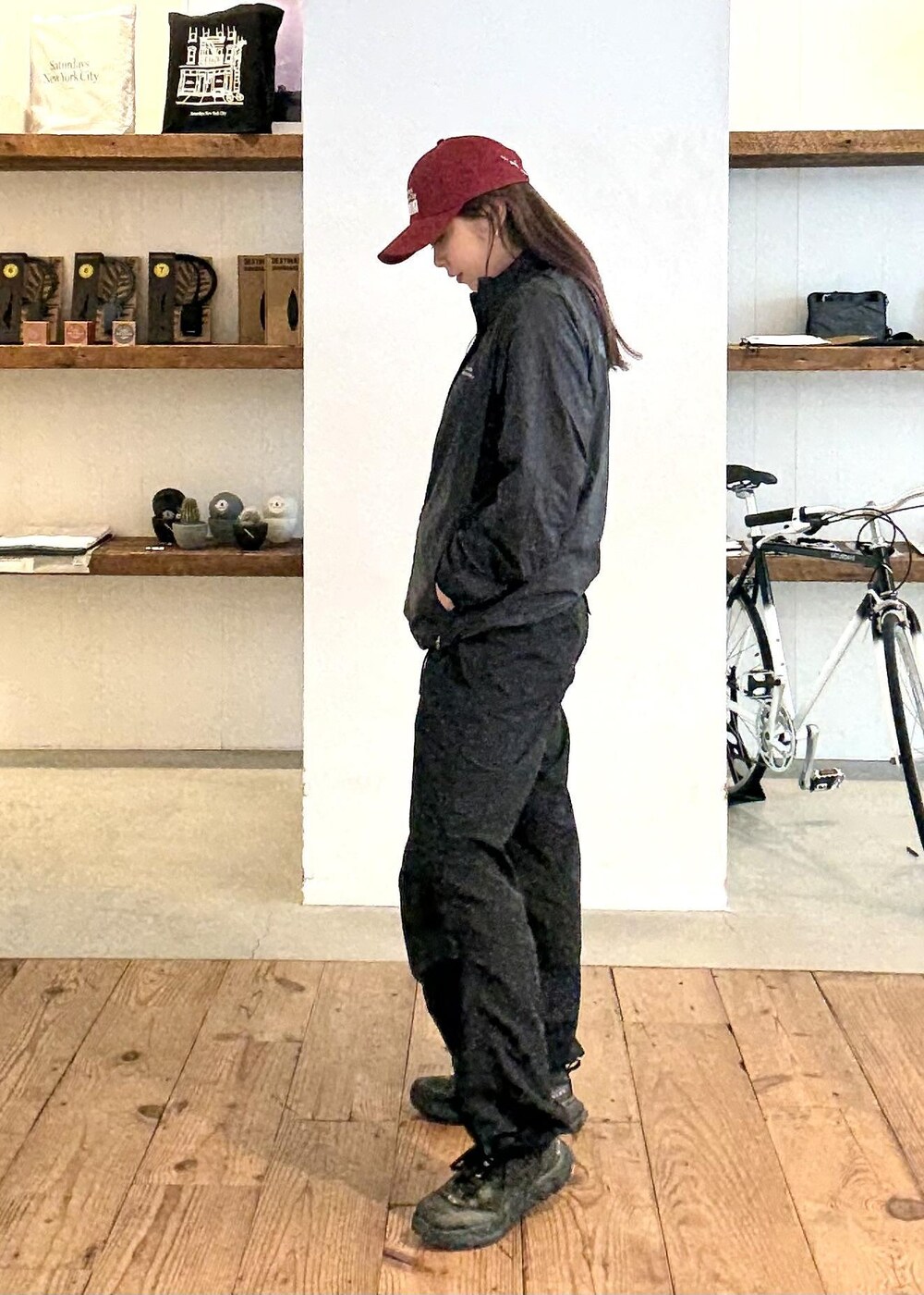 ホワイト系のTシャツ/カットソー、ブラック系のその他パンツを着用したレディースの夏コーディネートの3枚目の写真