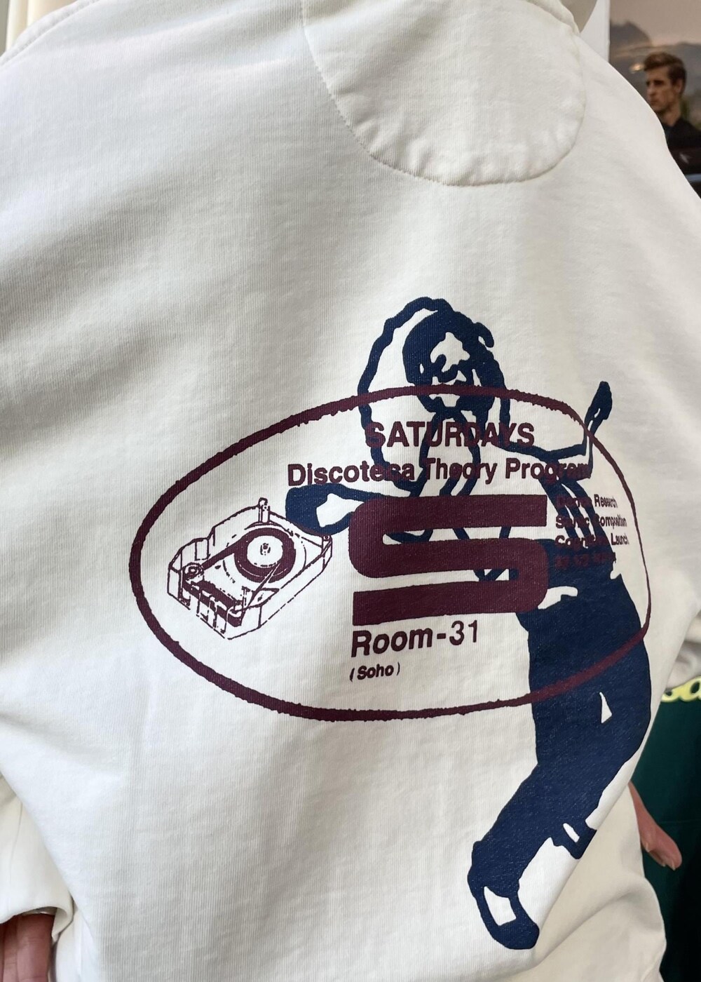 ホワイト系のパーカー、ブラウン系のニットキャップ/ビーニー、ブラック系のマフラーを着用したレディースの冬コーディネートの4枚目の写真