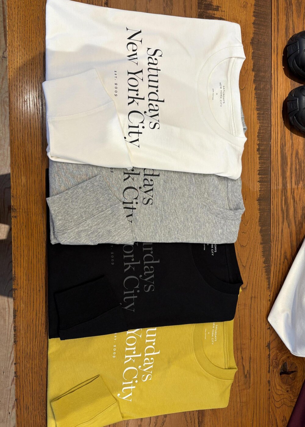 ブルー系のその他パンツ、グレー系のTシャツ/カットソー、シルバー系のサングラスを着用したレディースの夏コーディネートの8枚目の写真