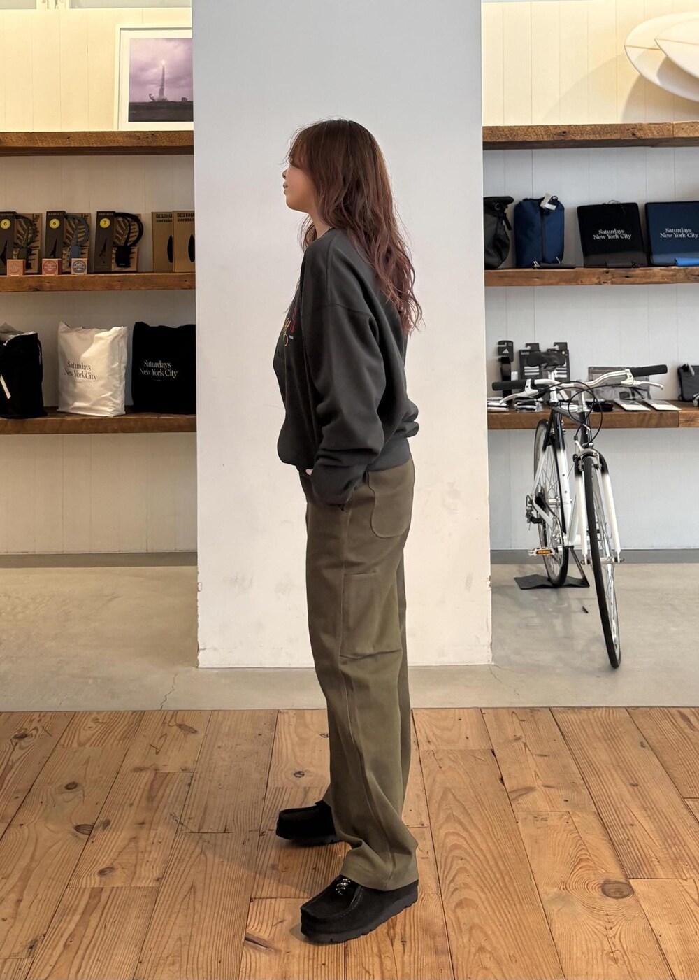 グリーン系のその他パンツを着用したレディースの秋コーディネートの4枚目の写真