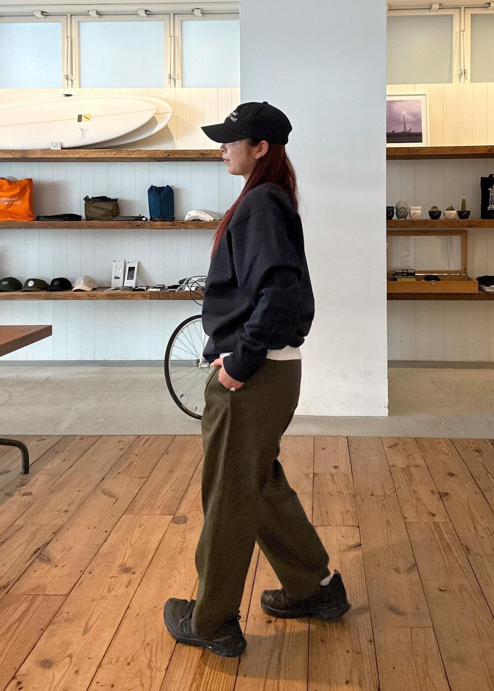 ブルー系のTシャツ/カットソー、その他のTシャツ/カットソー、グリーン系のその他パンツを着用したレディースの春コーディネートの2枚目の写真