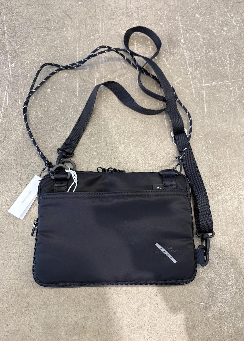 ブルー系のその他パンツを着用したレディースの春コーディネートの8枚目の写真