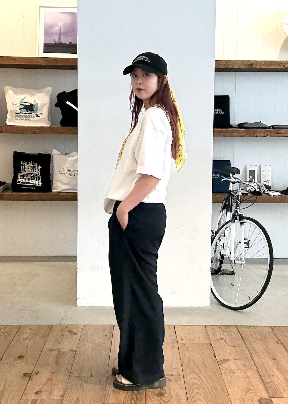 ホワイト系のTシャツ/カットソー、イエロー系のバンダナ/スカーフを着用したレディースの春コーディネートの6枚目の写真