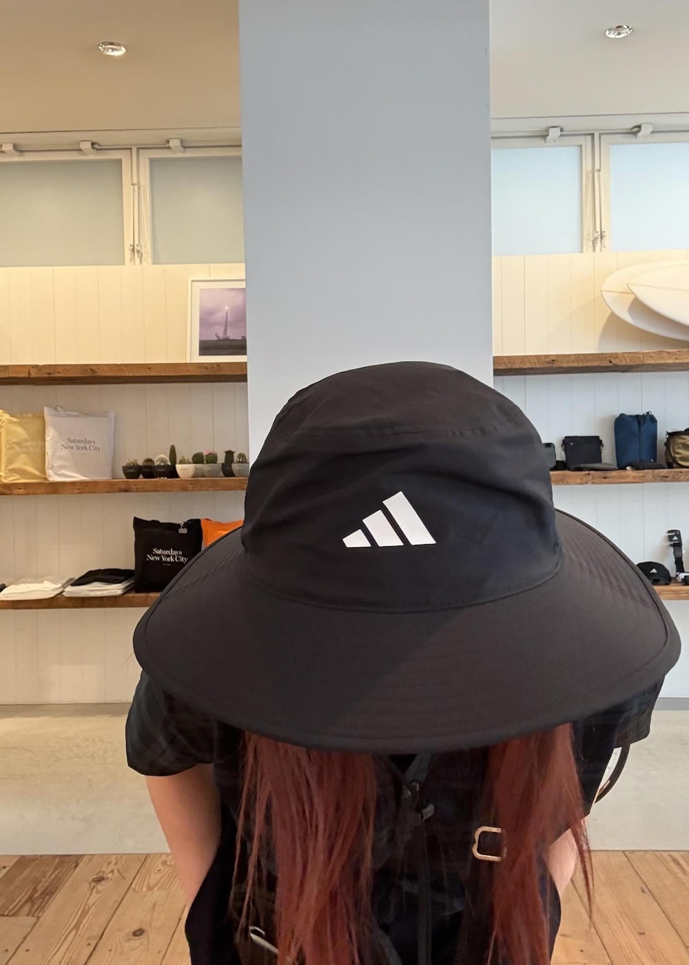 ブルー系のその他パンツを着用したレディースの春コーディネートの5枚目の写真